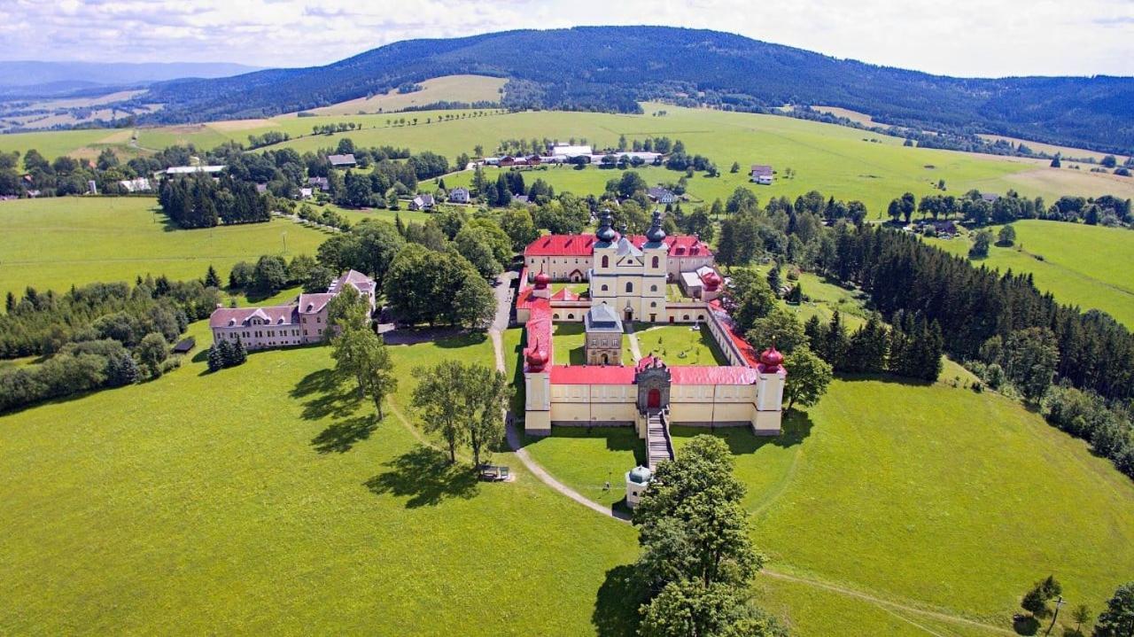 Hotel Zlata Labut กราลิกี ภายนอก รูปภาพ