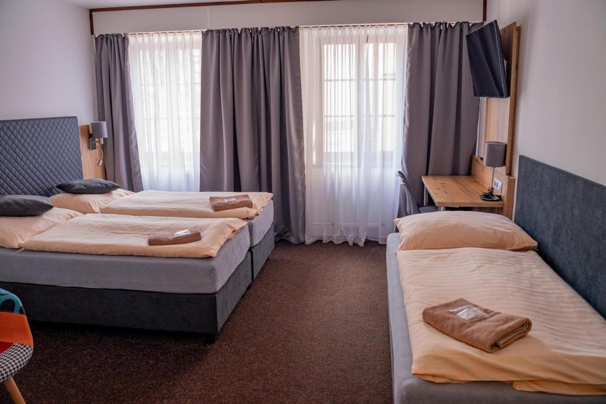 Hotel Zlata Labut กราลิกี ภายนอก รูปภาพ
