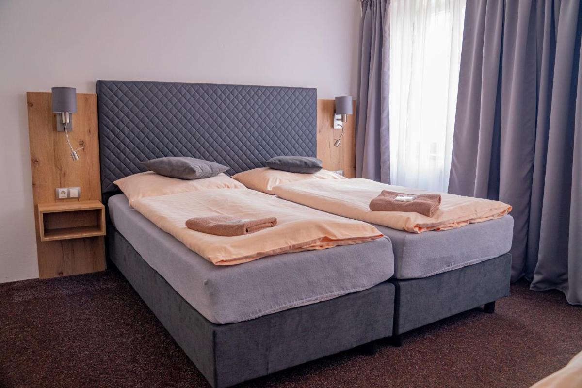 Hotel Zlata Labut กราลิกี ภายนอก รูปภาพ