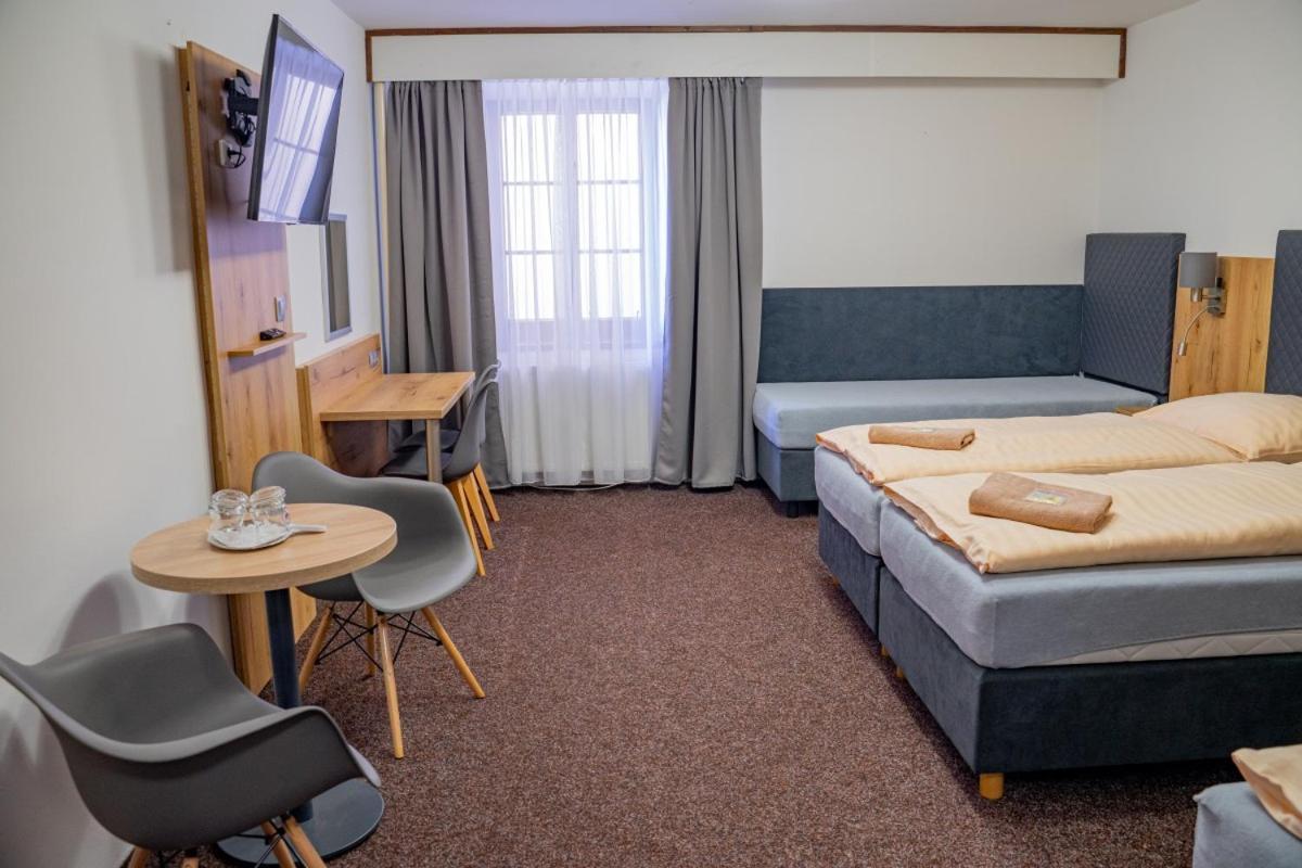 Hotel Zlata Labut กราลิกี ภายนอก รูปภาพ