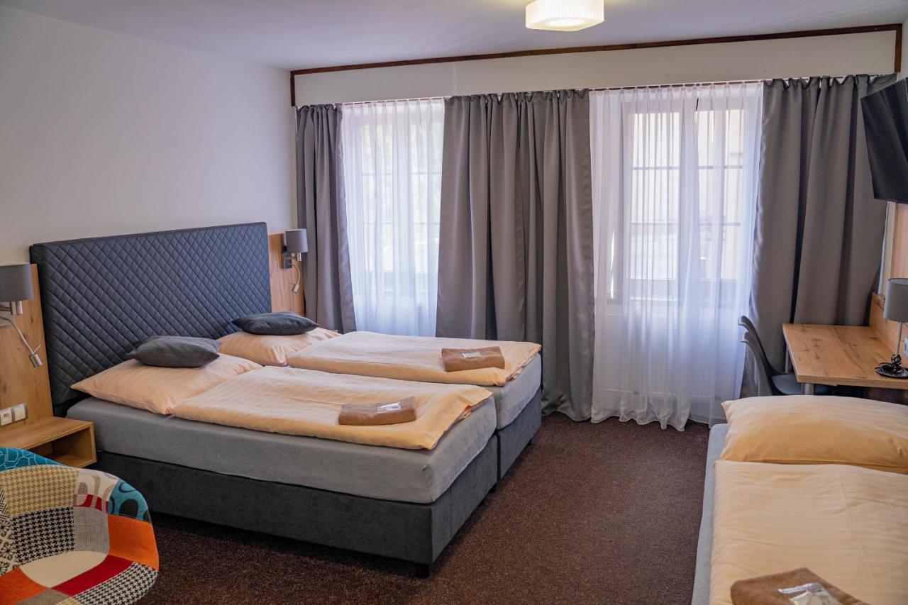 Hotel Zlata Labut กราลิกี ภายนอก รูปภาพ