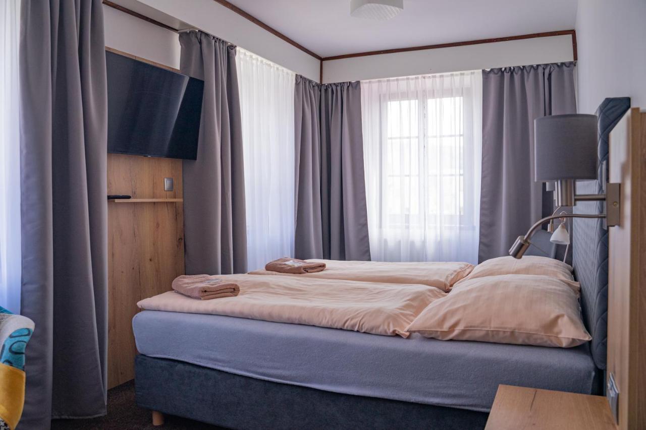 Hotel Zlata Labut กราลิกี ภายนอก รูปภาพ
