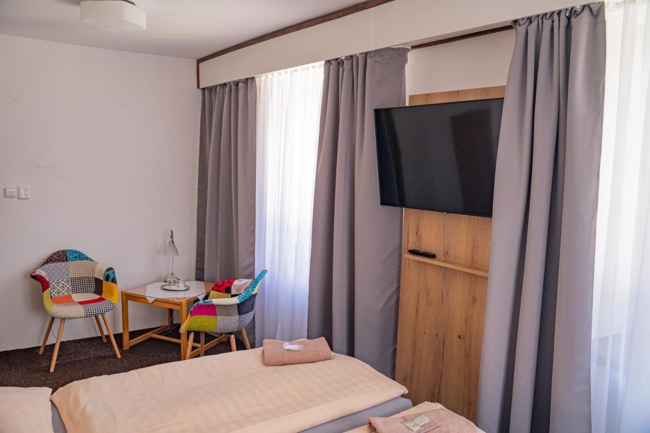 Hotel Zlata Labut กราลิกี ภายนอก รูปภาพ
